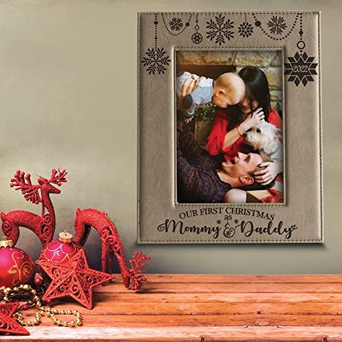 BELLA BUSTA Ни е първата Коледа в ролята на майка и татко - Коледен подарък за Нови майки и бащи, Кожена рамка за снимки