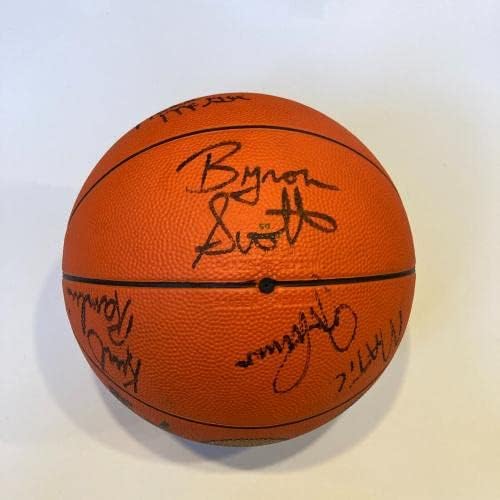 1985-86 Отборът на Лос Анджелис Лейкърс Подписа Баскетболен договор с Абдулом Джаббаром Мэджиком Джонсън PSA - Баскетболни